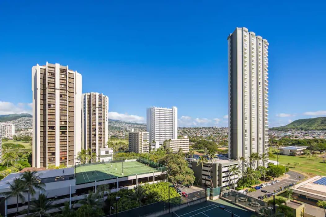 Condo in Honolulu · ★4.61 · 1 bedroom · 3 beds · 1 private bath - Image 11