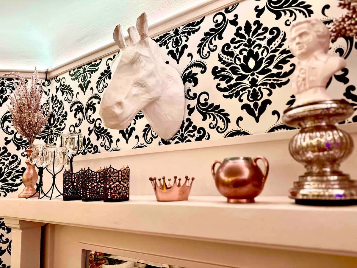 Victorian Oasis with Original Art & Chandeliers - Photo 8