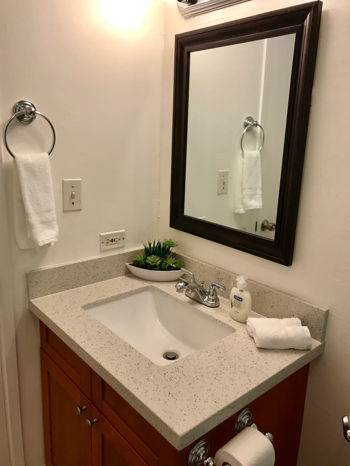 Lovely & Clean Unit | Minutes to Waikiki Beach - Image 12