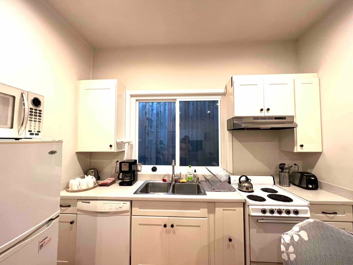Guesthouse in Menlo Park · ★4.85 · 2 bedrooms · 4 beds · 1 bath - Image 13
