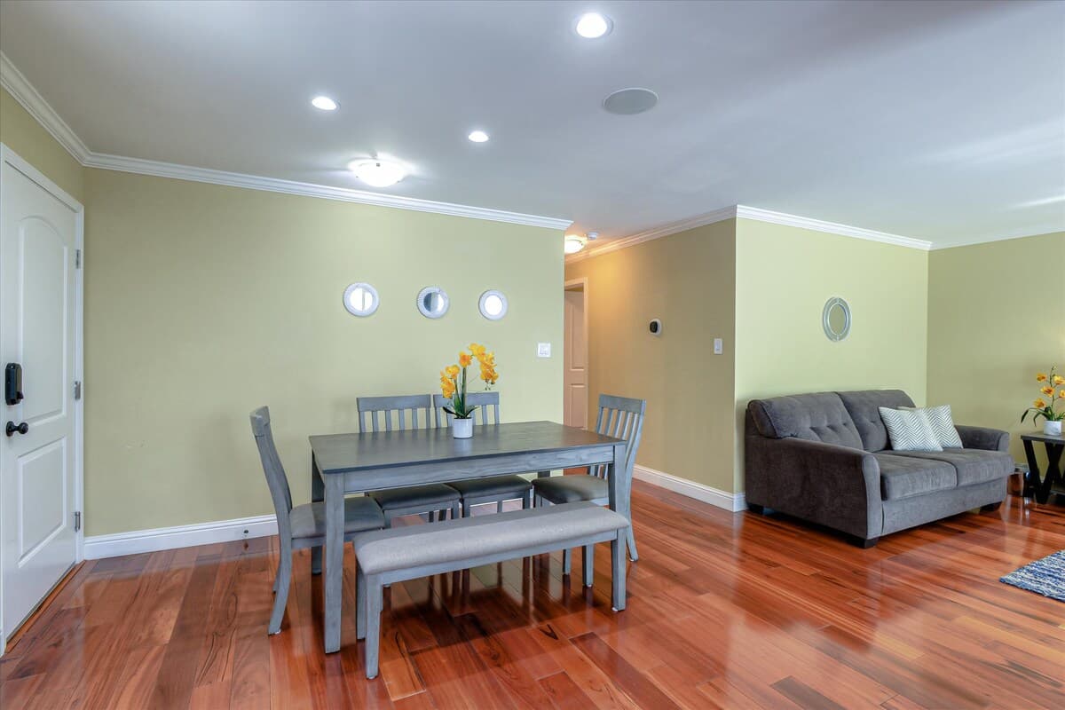 Home in Mountain View · ★5.0 · 5 bedrooms · 5 beds · 4 baths - Image 10