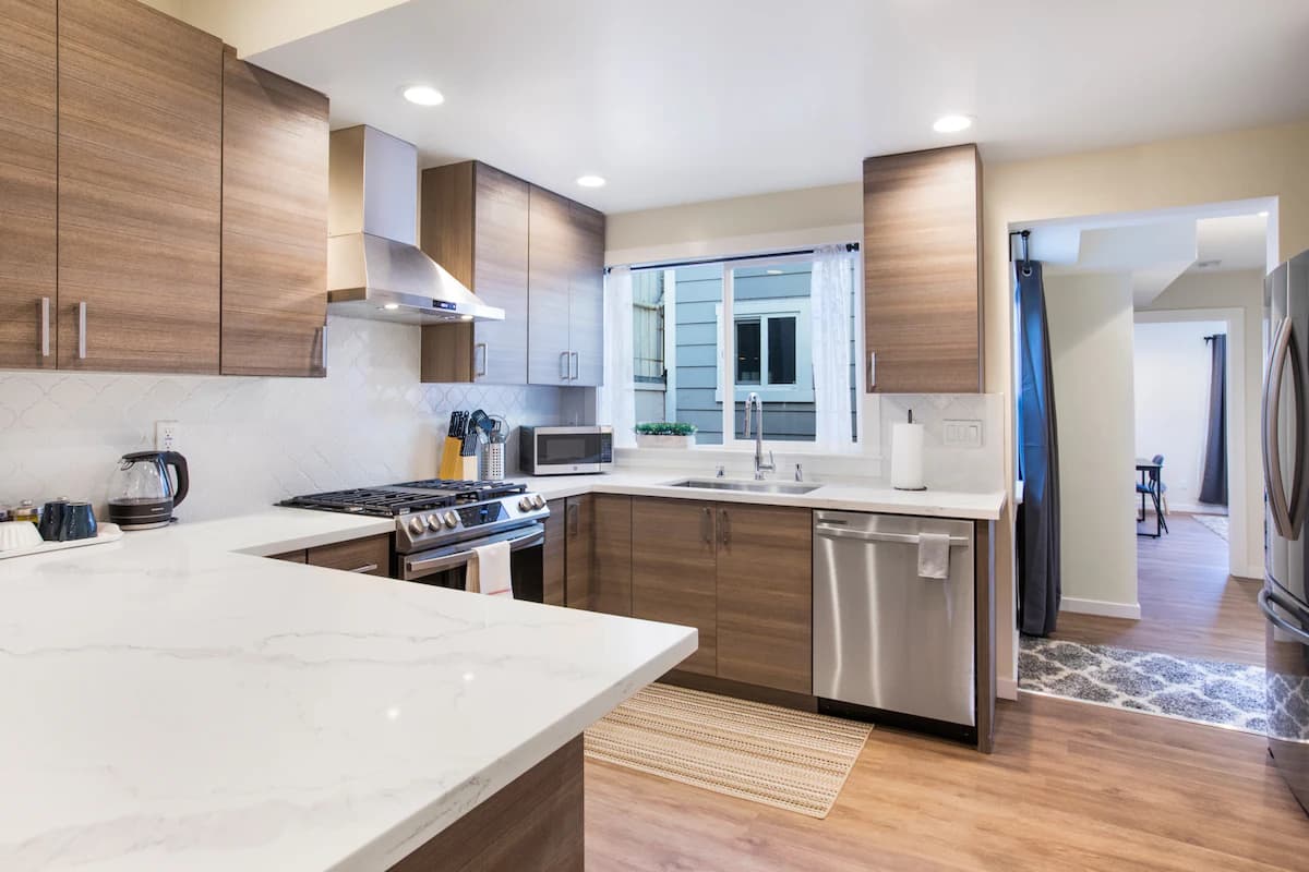Home in Daly City · ★4.98 · 5 bedrooms · 7 beds · 5 baths - Image 6