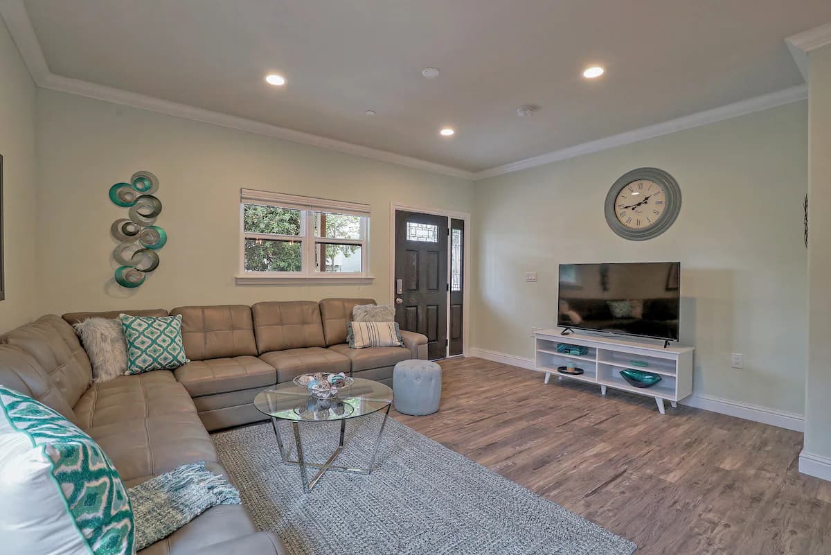Home in Mountain View · ★4.88 · 4 bedrooms · 6 beds · 3.5 baths - Image 2