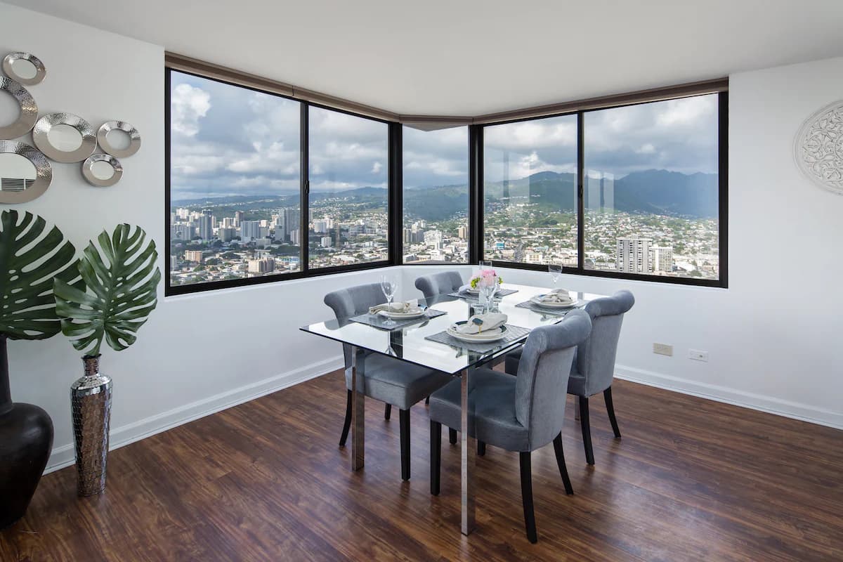 Condo in Honolulu · ★4.58 · 2 bedrooms · 5 beds · 2 private baths - Image 9