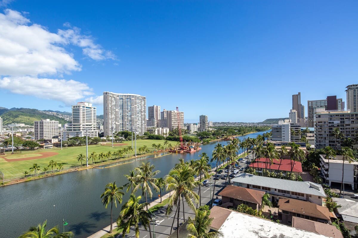 Condo in Honolulu · ★4.65 · Studio · 1 bed · 1 private bath - Image 7