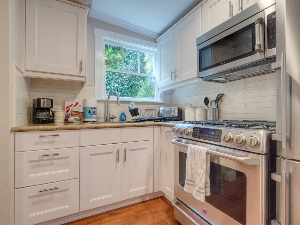 Guesthouse in Menlo Park · ★4.91 · 2 bedrooms · 2 beds · 1 bath - Image 8
