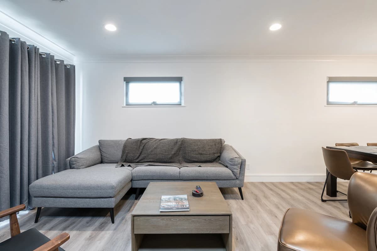 Home in East Palo Alto · ★4.88 · 3 bedrooms · 3 beds · 1.5 baths - Image 2