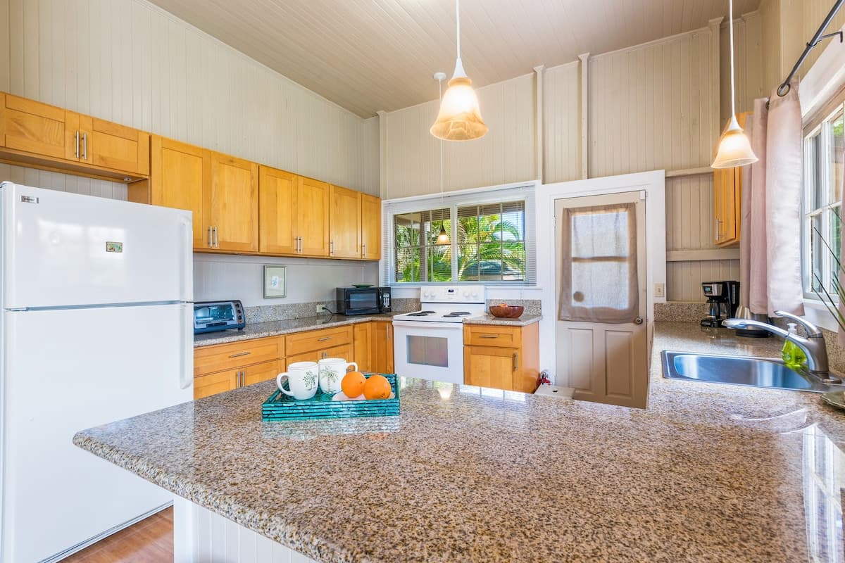 Renovated Plantation Home; Walk into Wailuku Town! - Image 12