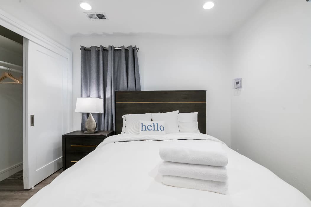 Home in East Palo Alto · ★4.94 · 4 bedrooms · 4 beds · 2.5 baths - Image 35