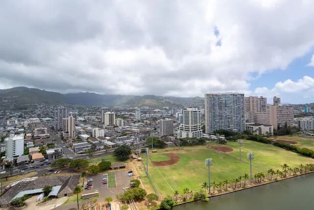 Condo in Honolulu · ★4.63 · Studio · 1 bed · 1 shared bath - Image 9
