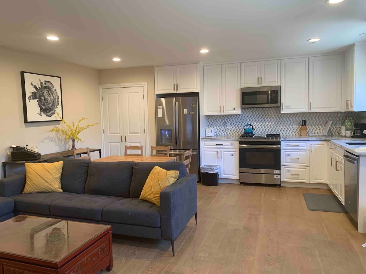 Guesthouse in Redwood City · ★4.98 · 1 bedroom · 1 bed · 1 bath - Image 2