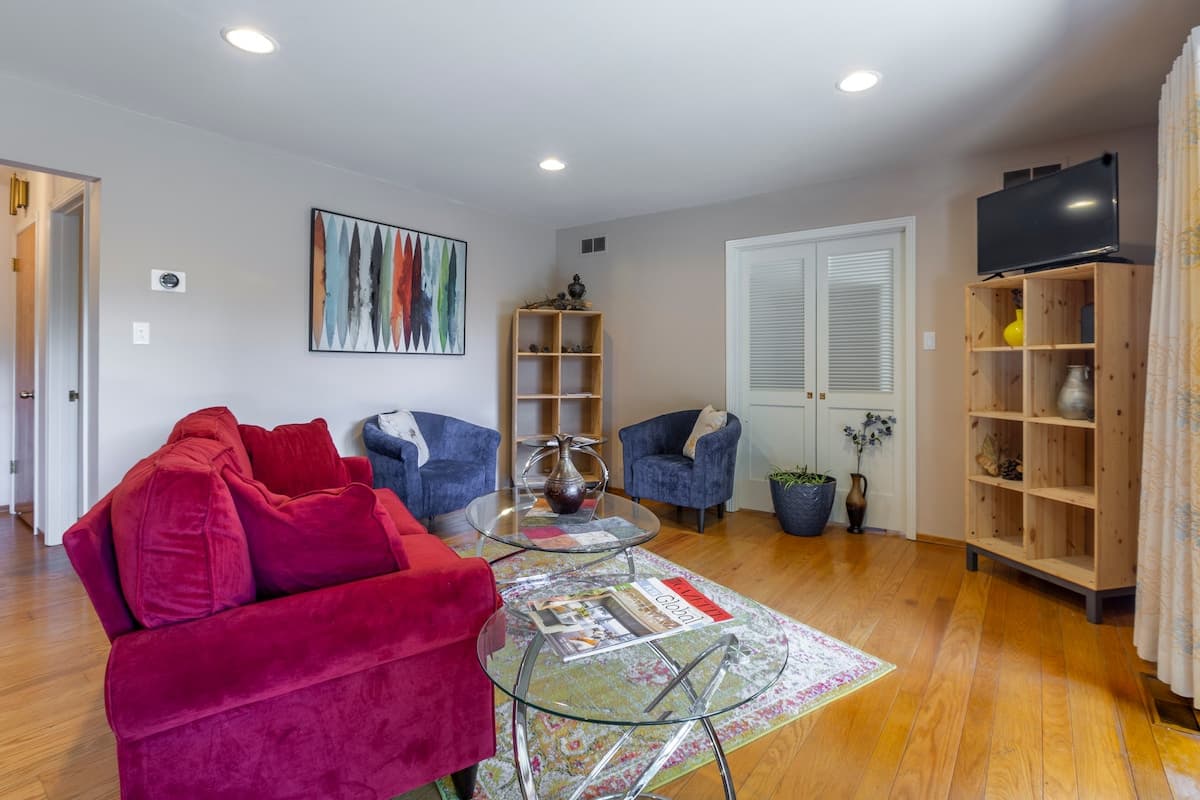 Home in Menlo Park · ★4.77 · 5 bedrooms · 6 beds · 3 baths - Image 3