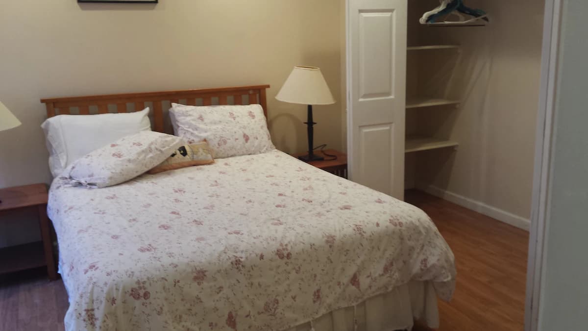 Home in Palo Alto · ★4.16 · 2 bedrooms · 3 beds · 1.5 baths - Image 19