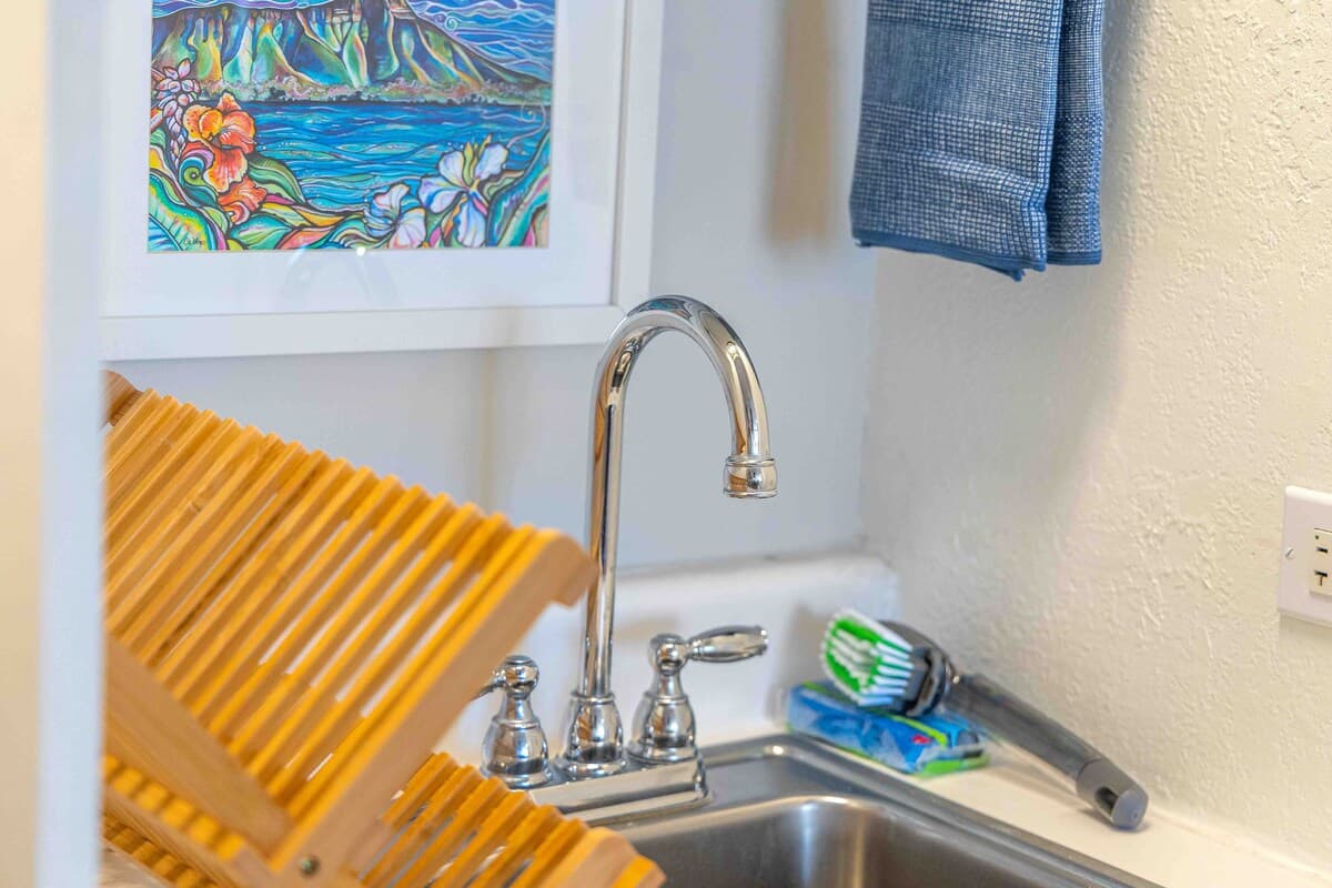 Condo in Honolulu · ★4.72 · Studio · 2 beds · 1 private bath - Image 14