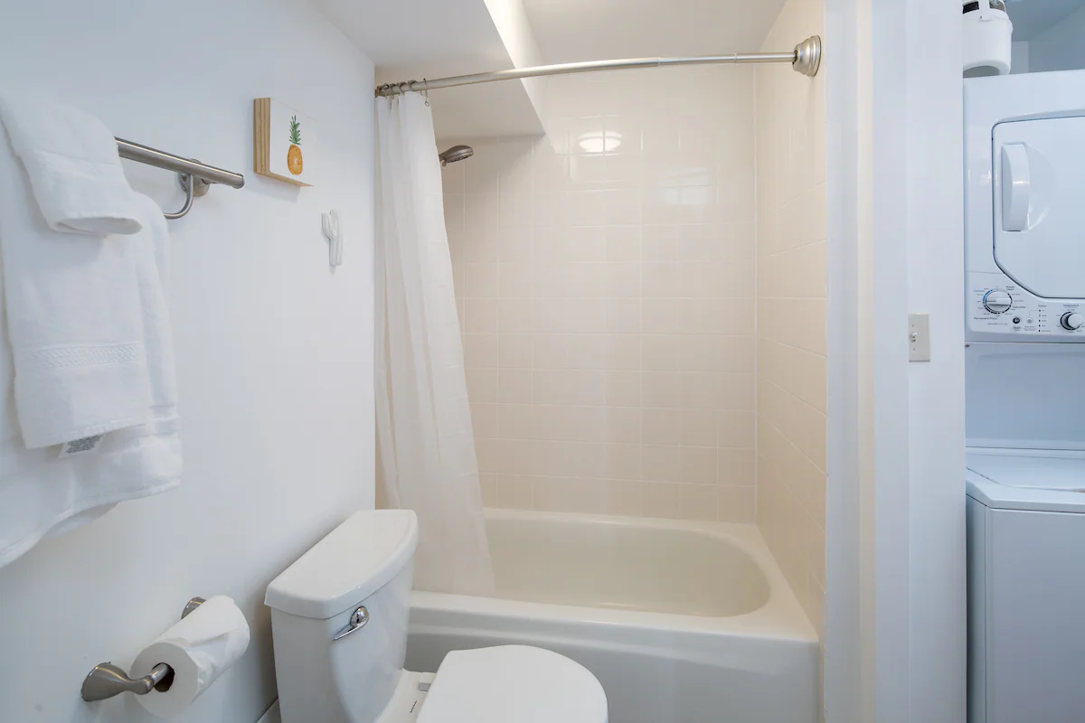 Condo in Honolulu · ★4.58 · 2 bedrooms · 5 beds · 2 private baths - Image 11