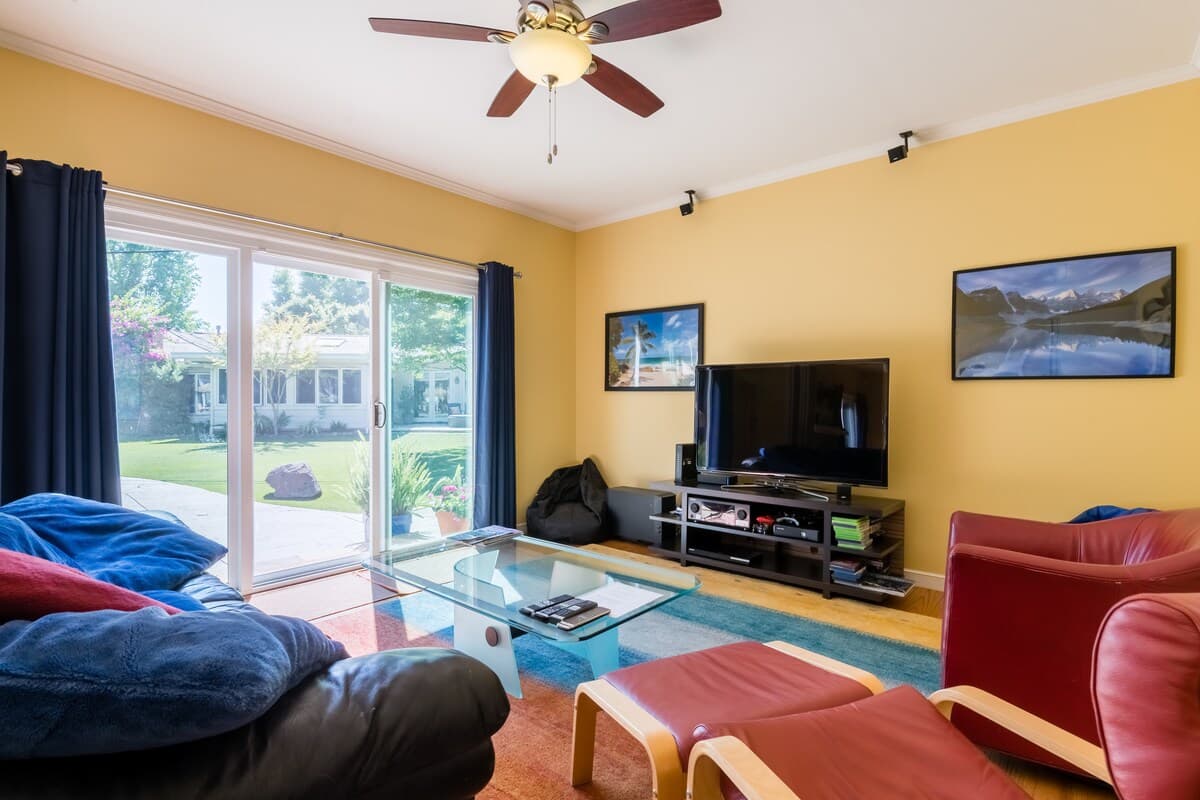 Home in Menlo Park · ★4.91 · 4 bedrooms · 5 beds · 2.5 baths - Image 8