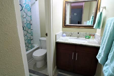 Condo in Honolulu · ★4.64 · Studio · 1 bed · 1 private bath - Image 11