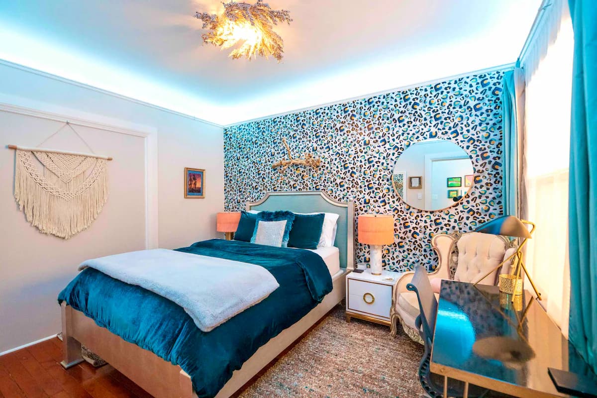 Victorian Oasis with Original Art & Chandeliers - Photo 20