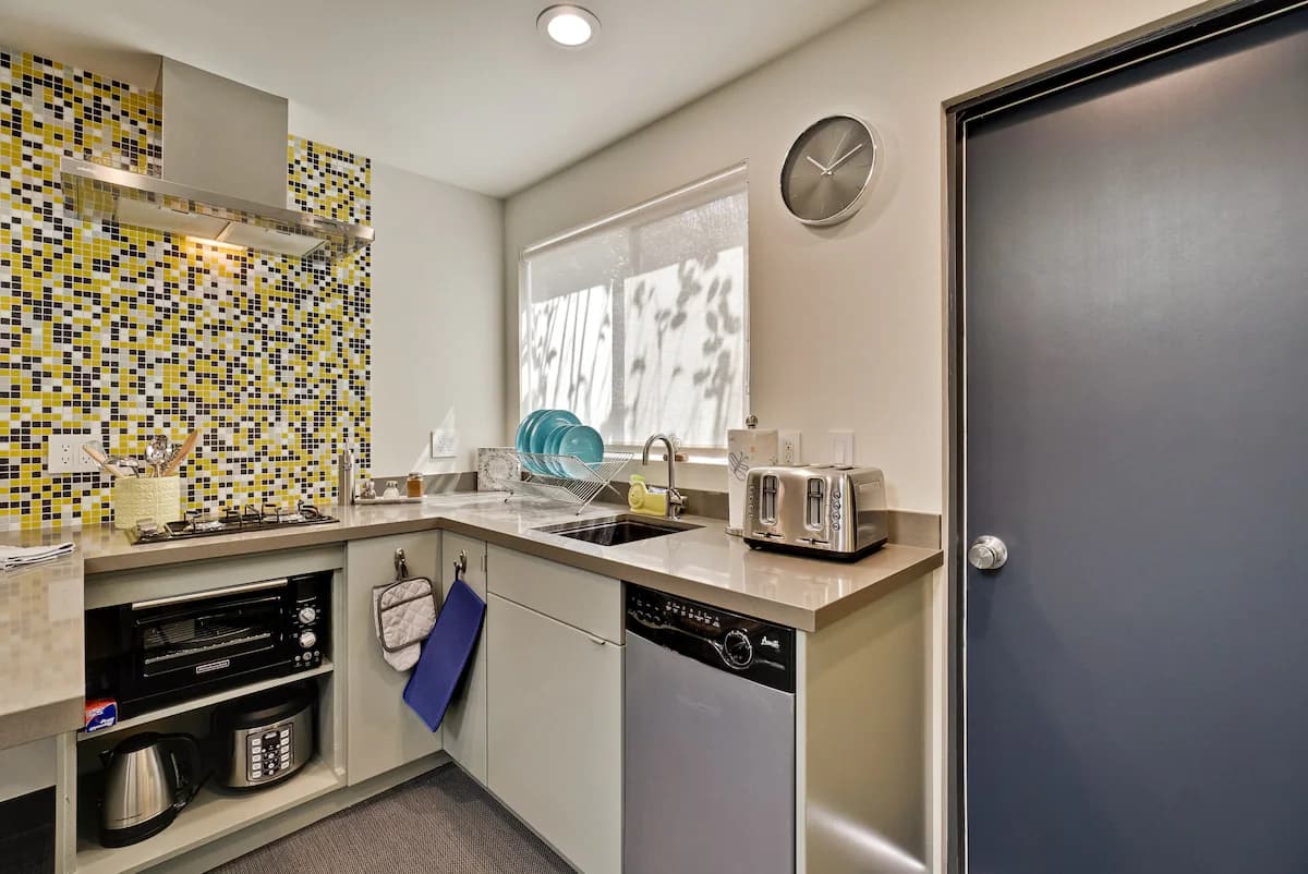 Guesthouse in Palo Alto · ★4.96 · 2 bedrooms · 3 beds · 1 bath - Image 6