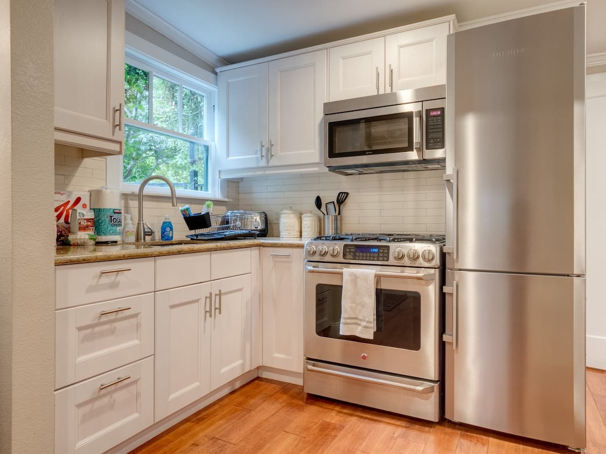 Guesthouse in Menlo Park · ★4.91 · 2 bedrooms · 2 beds · 1 bath - Image 9