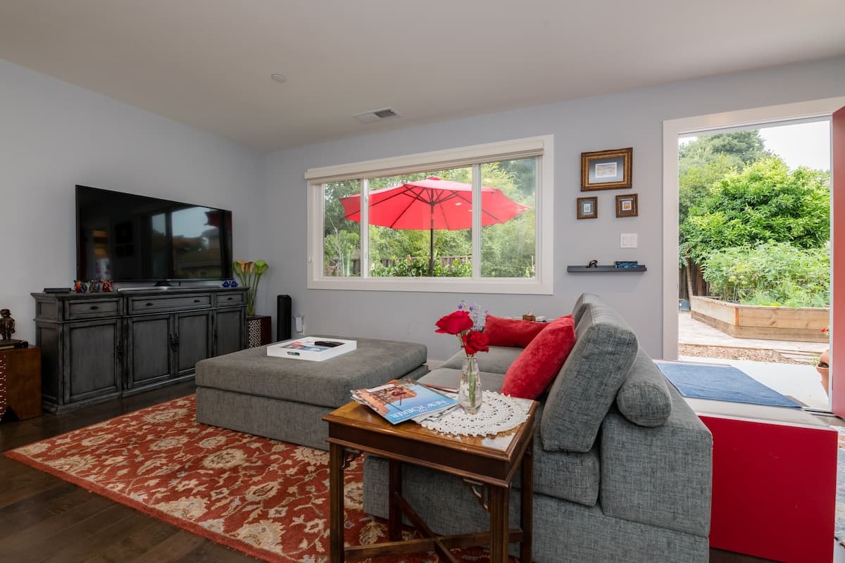 Guesthouse in Menlo Park · ★4.93 · 1 bedroom · 1 bed · 1 bath - Image 1