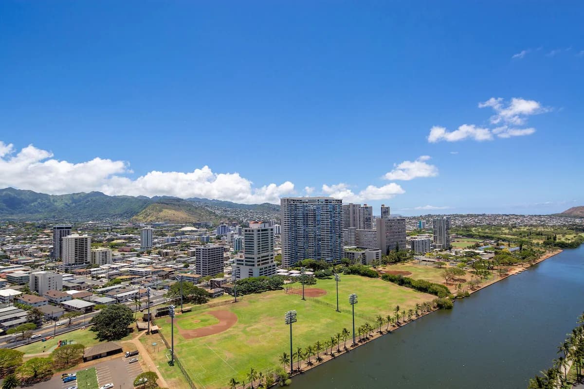 Condo in Honolulu · ★4.73 · Studio · 1 bed · 1 shared bath - Image 12