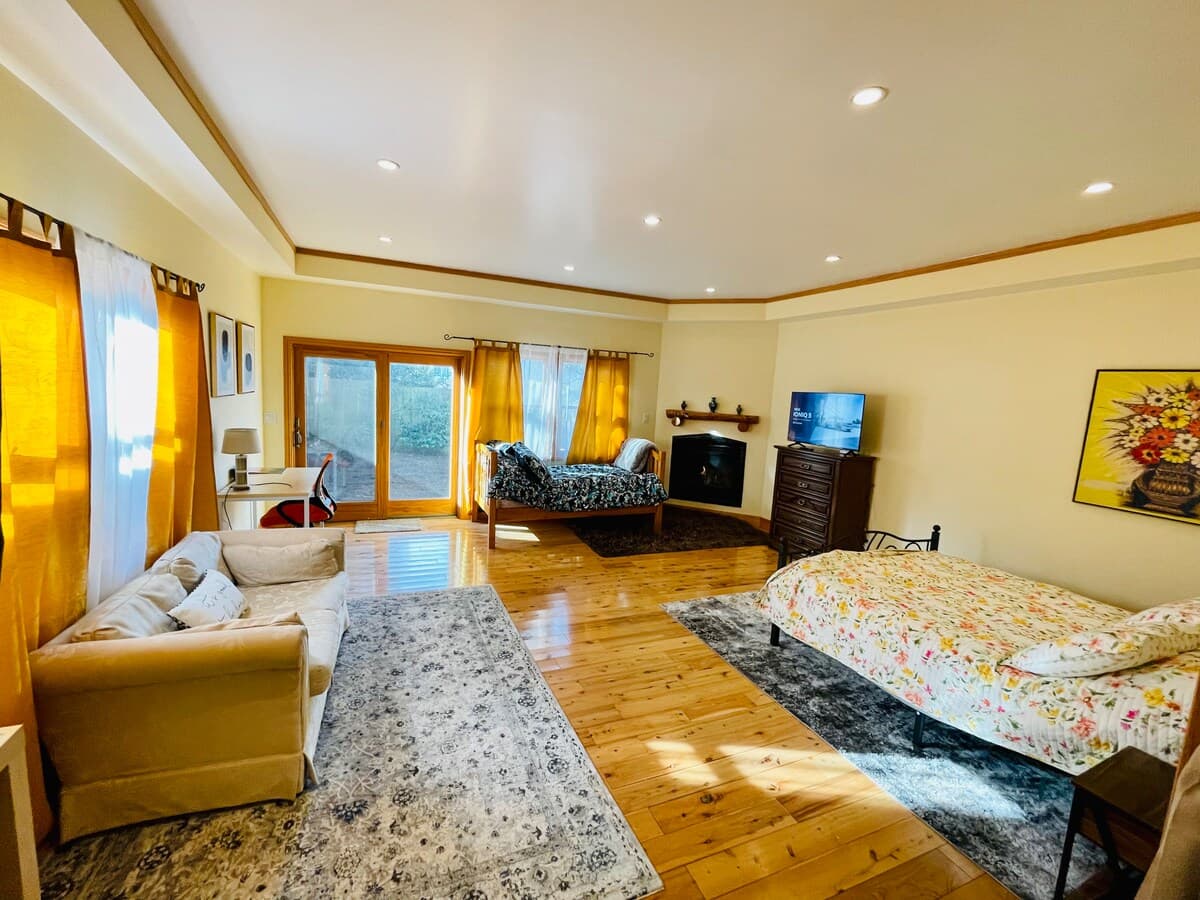 Steps to Golden Gate Park, renovated 2BR with yard - Photo 2