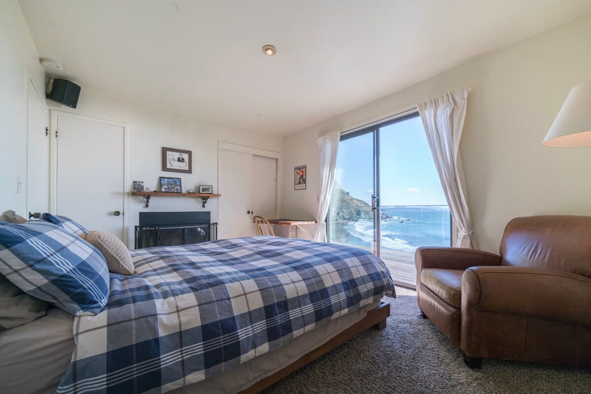 Ocean Front Beach Cottage with Hot Tub & Fireplace - Photo 14