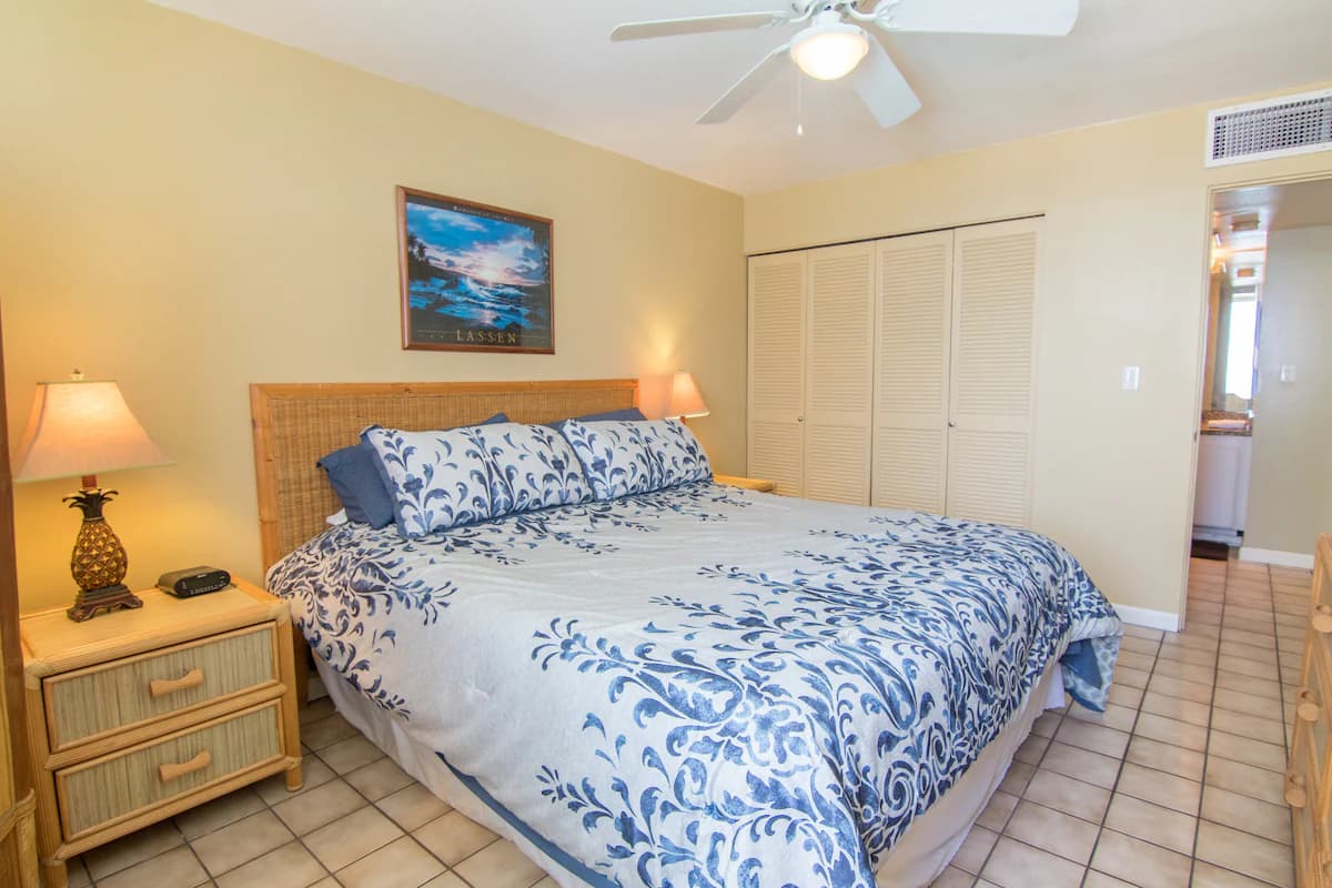 Condo in Kailua-Kona · ★4.47 · 1 bedroom · 2 beds · 1 private bath - Image 9