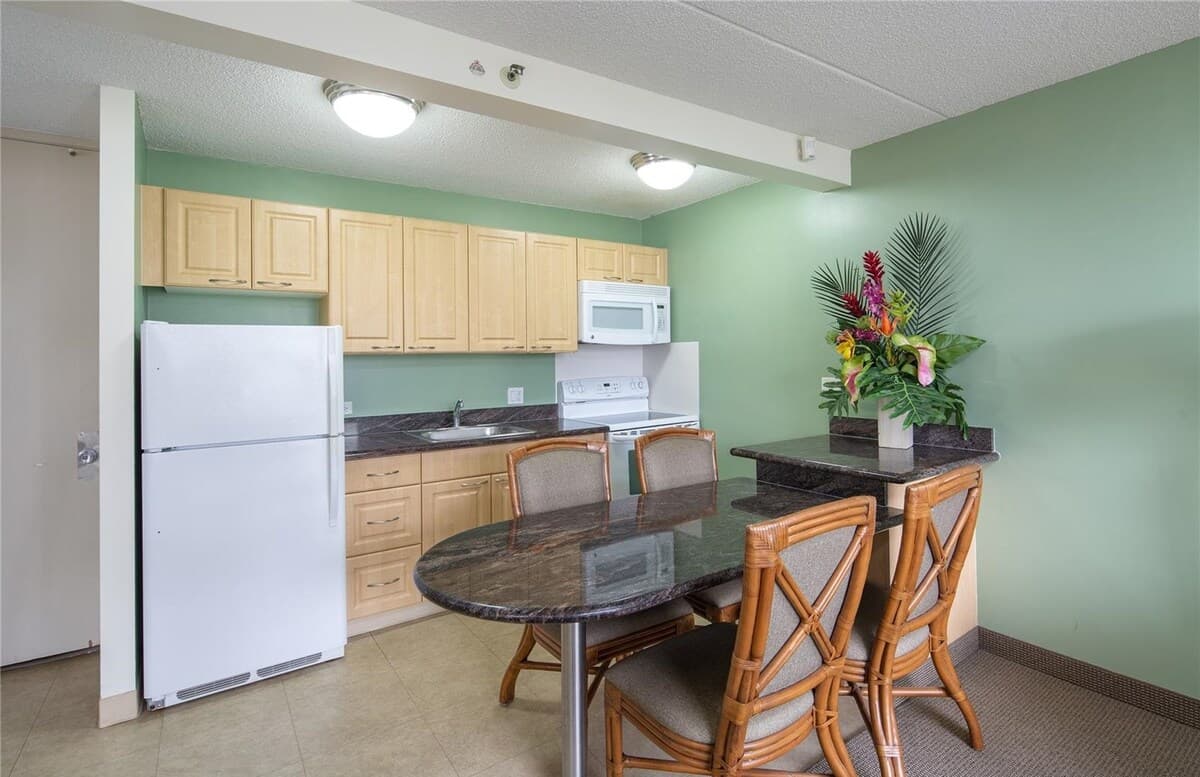 Condo in Honolulu · ★4.53 · 1 bedroom · 3 beds · 1 shared bath - Image 6