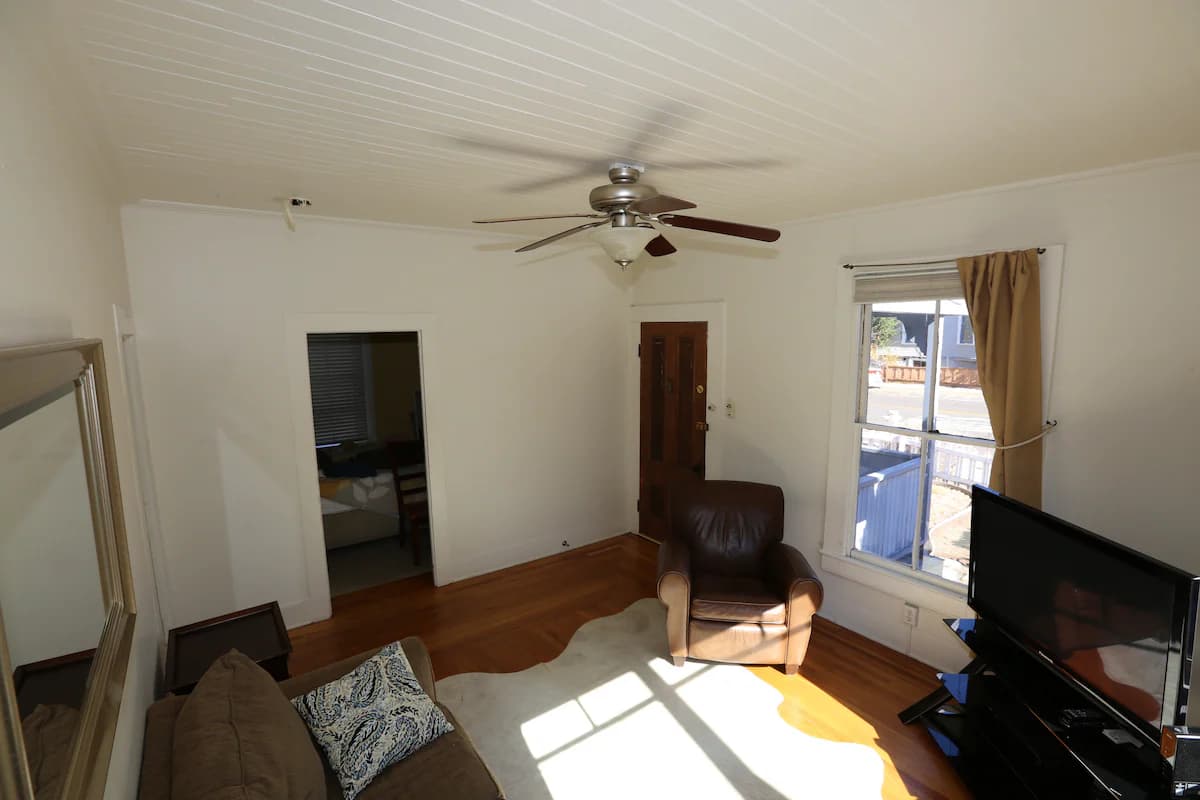 Home in Mountain View · ★4.95 · 3 bedrooms · 6 beds · 2 baths - Image 2