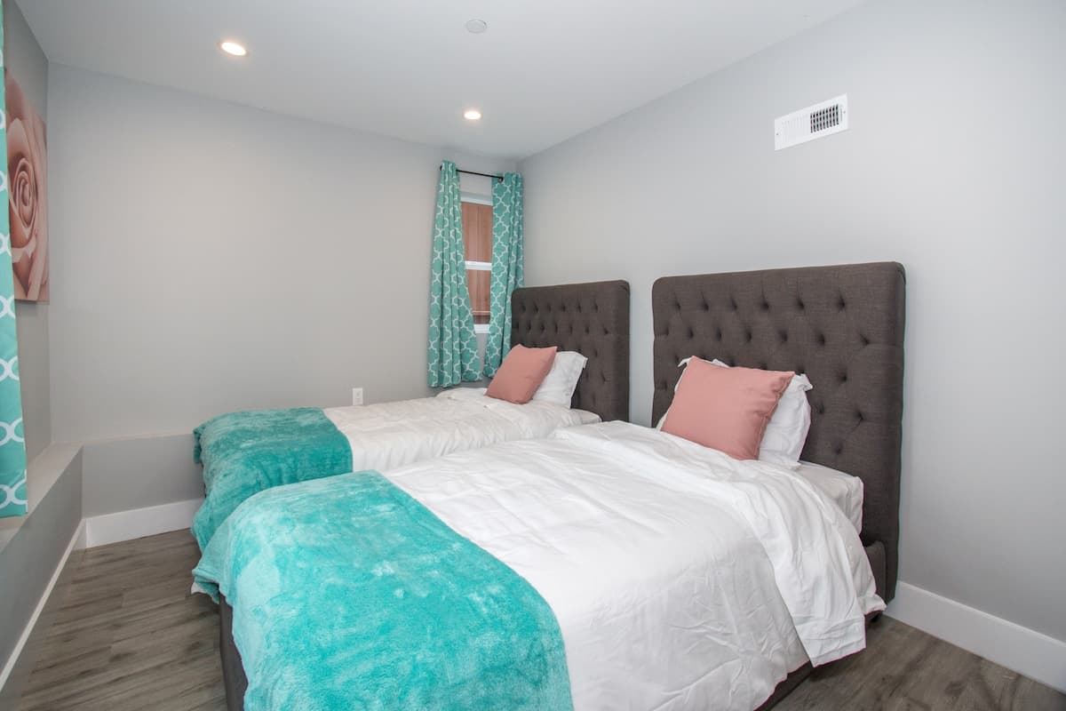 Home in Daly City · ★4.88 · 8 bedrooms · 16 beds · 5 baths - Image 14