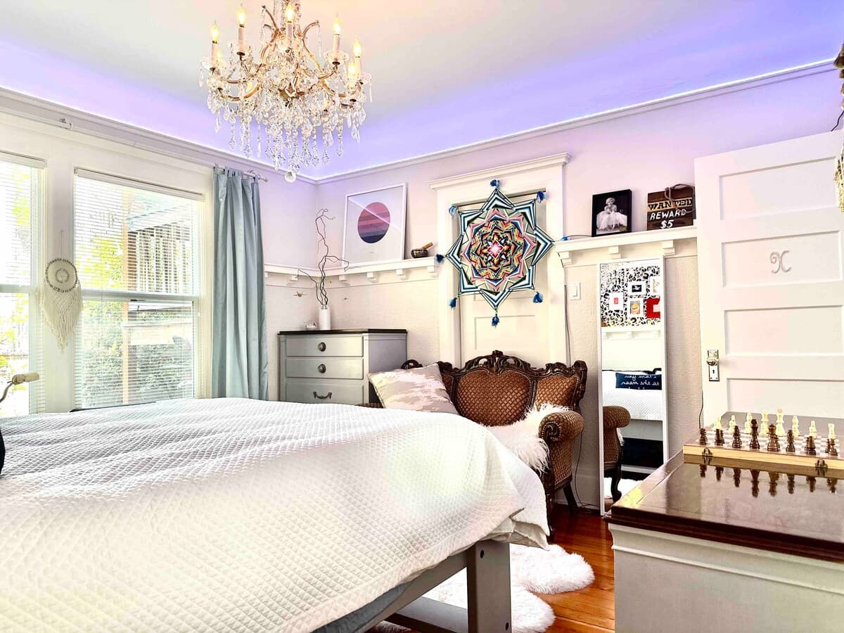 Victorian Oasis with Original Art & Chandeliers - Photo 42