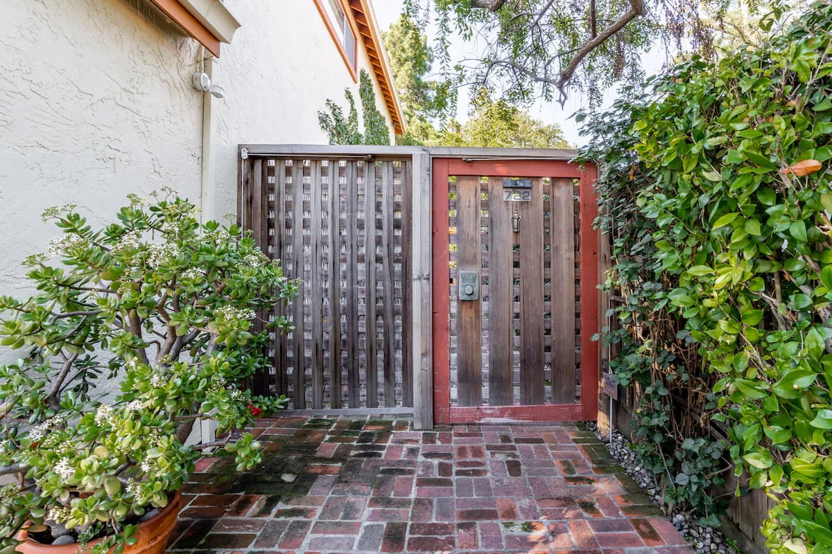 Guesthouse in Palo Alto · ★5.0 · 2 bedrooms · 2 beds · 1.5 baths - Image 8