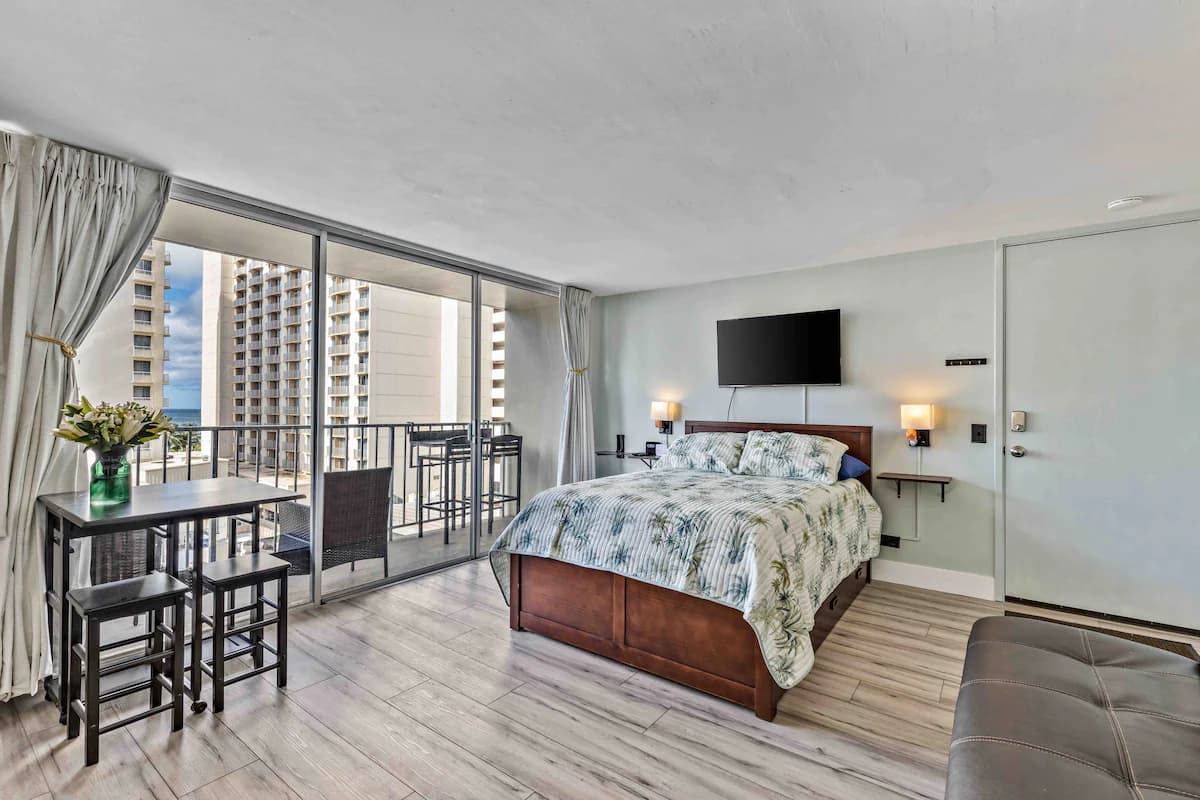 Condo in Honolulu · ★4.83 · Studio · 2 beds · 1 bath - Image 22