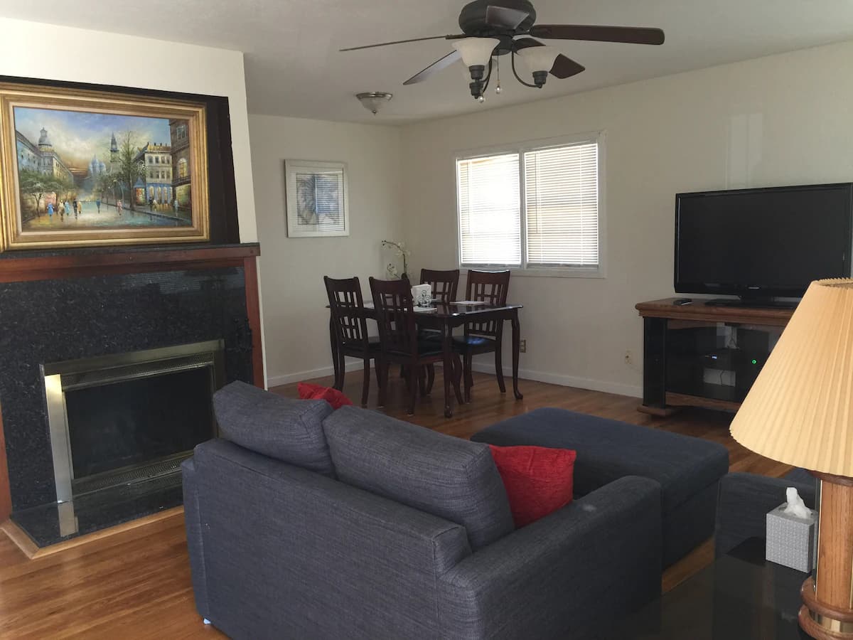 Home in Redwood City · ★4.85 · 3 bedrooms · 4 beds · 2 baths - Image 1