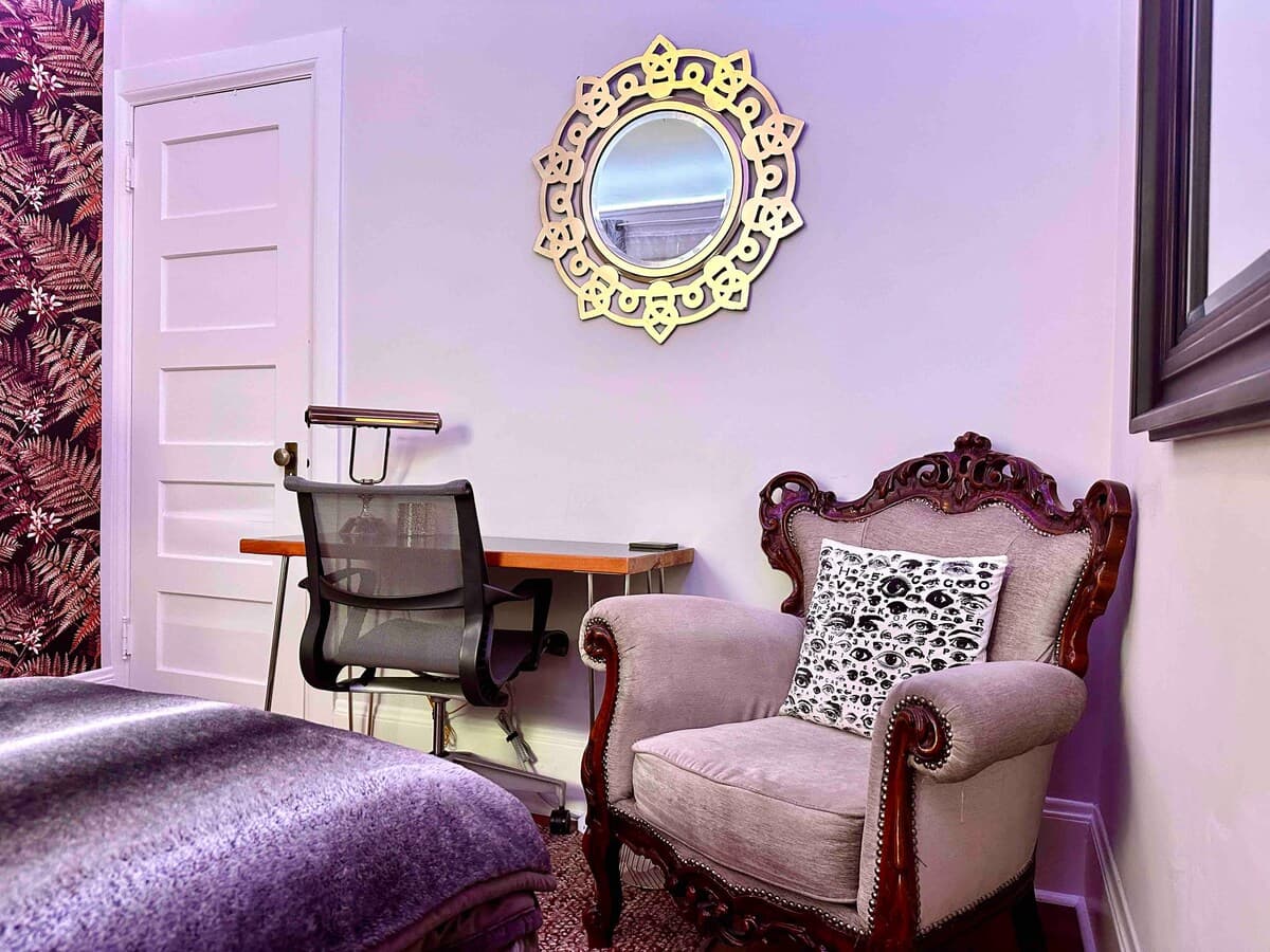 Victorian Oasis with Original Art & Chandeliers - Photo 28