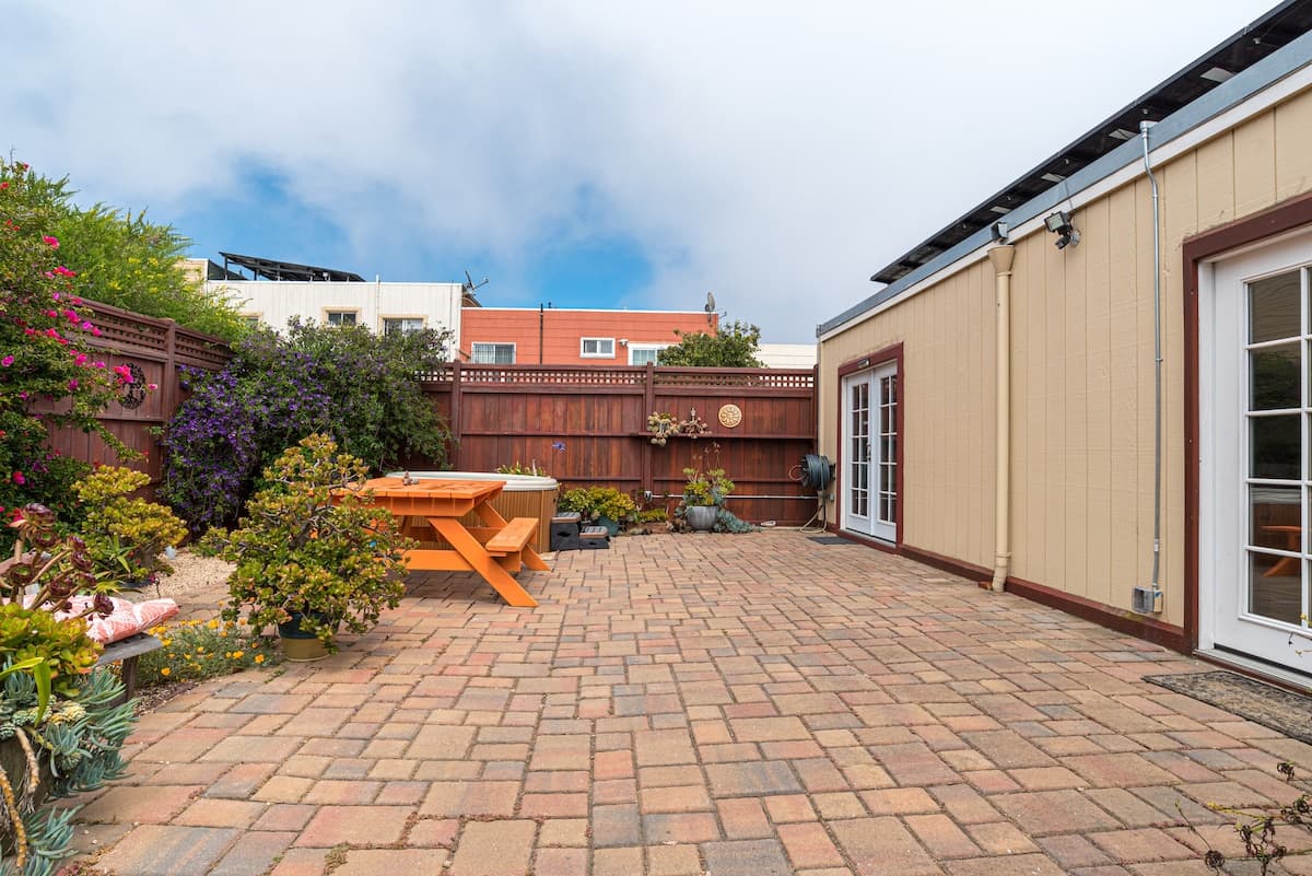 Bay & Mountain Views, Hot Tub, Shared Upper Floor - Photo 49