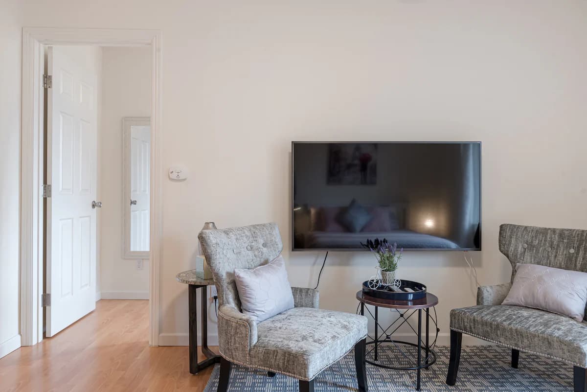 Relaxed 3B/2Ba Home with Private Parking - Photo 20