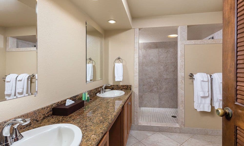 Condo in Kailua-Kona · ★4.5 · 2 bedrooms · 4 beds · 2 shared baths - Image 6