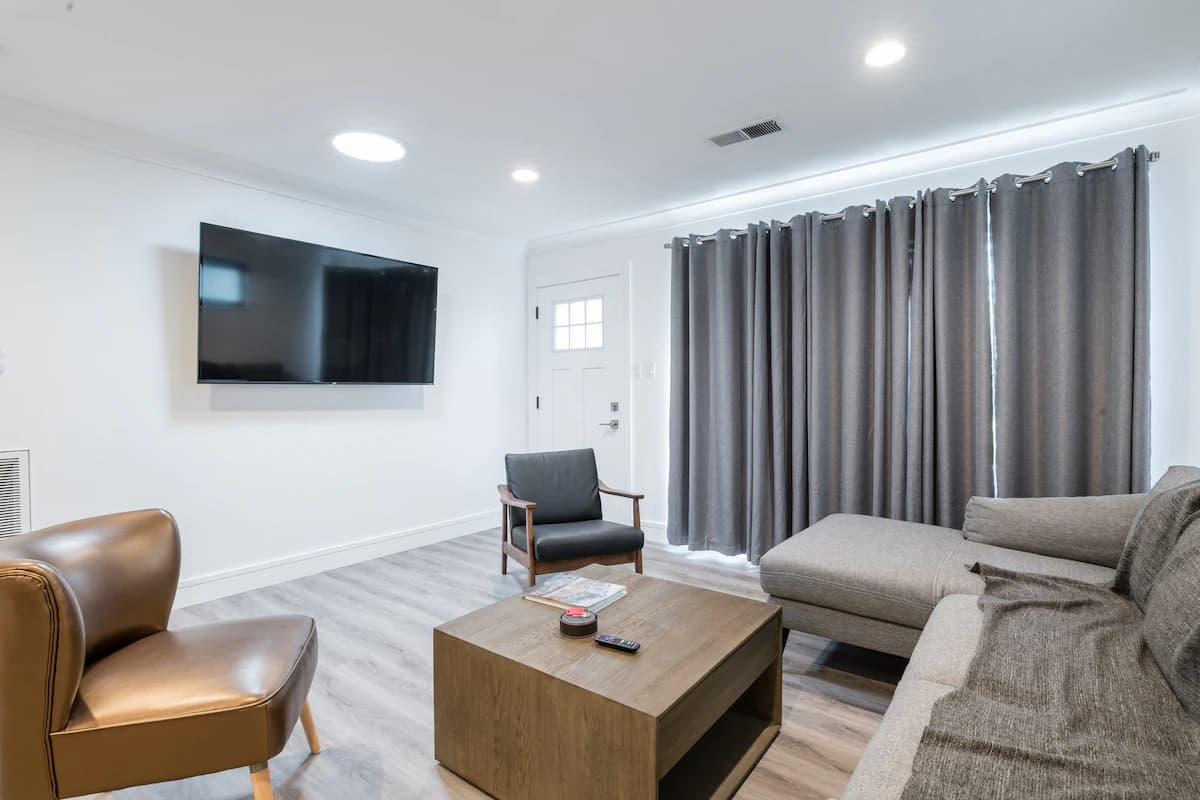 Home in East Palo Alto · ★4.88 · 3 bedrooms · 3 beds · 1.5 baths - Image 4