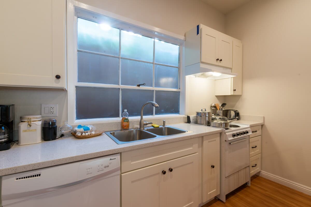 Guesthouse in Menlo Park · ★4.85 · 2 bedrooms · 4 beds · 1 bath - Image 9