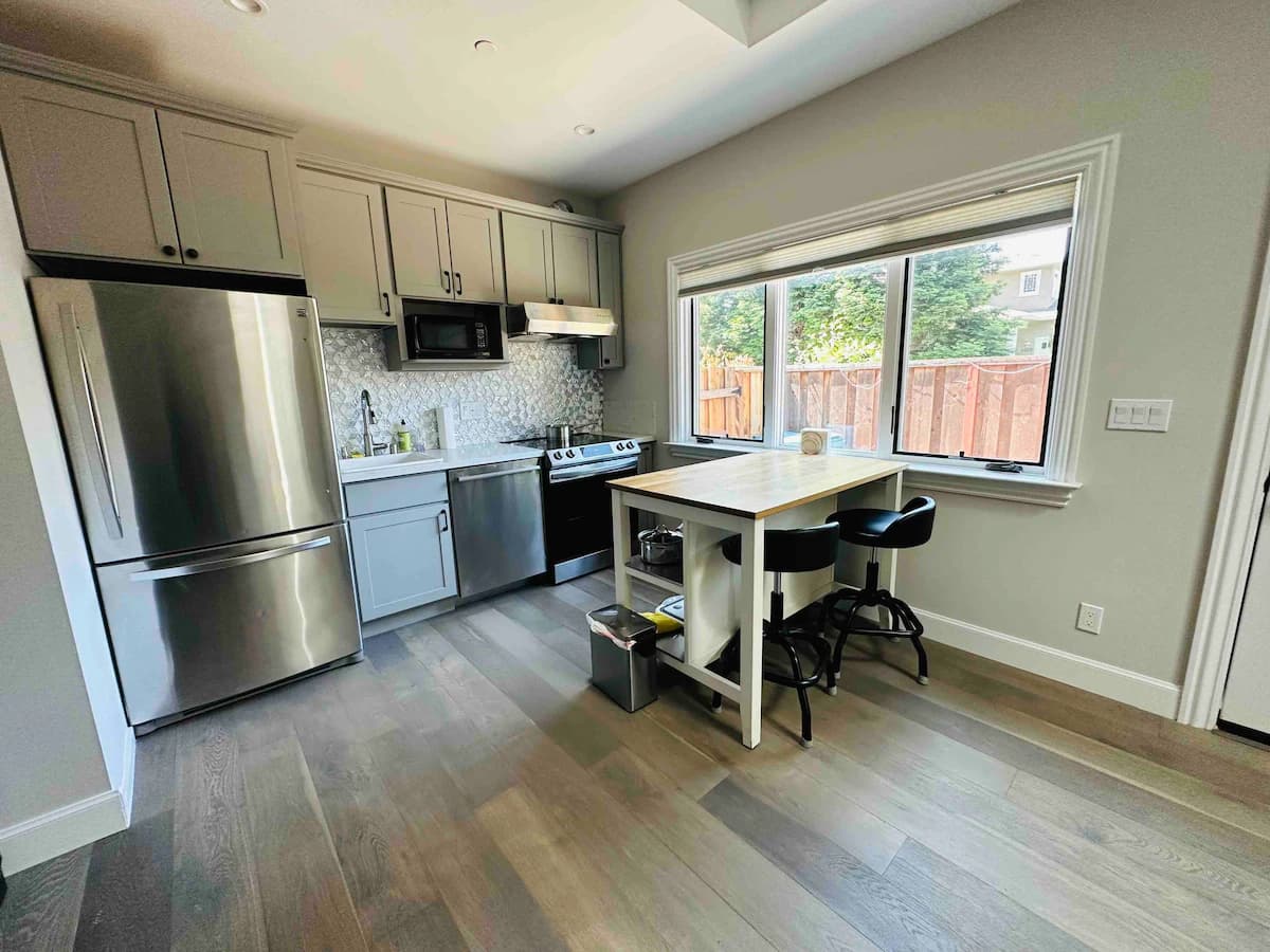 Home in Palo Alto · ★4.91 · 1 bedroom · 2 beds · 1 bath - Image 2