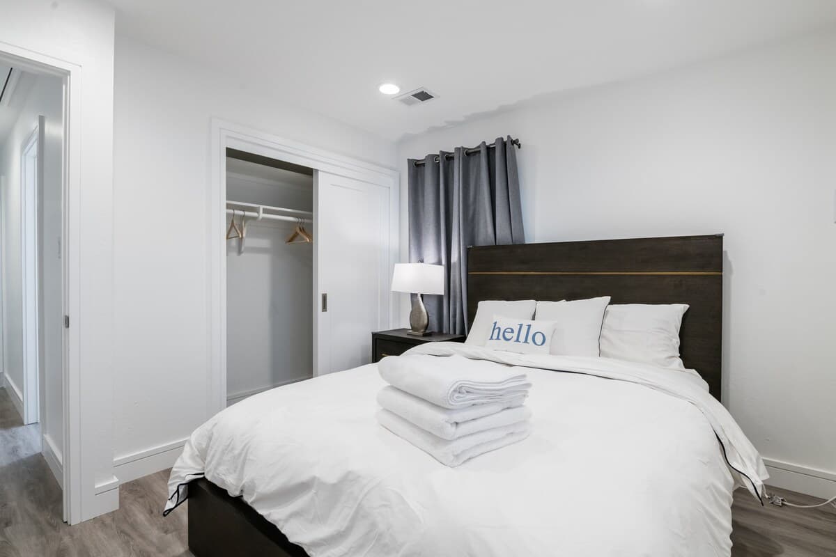 Home in East Palo Alto · ★4.88 · 3 bedrooms · 3 beds · 1.5 baths - Image 25