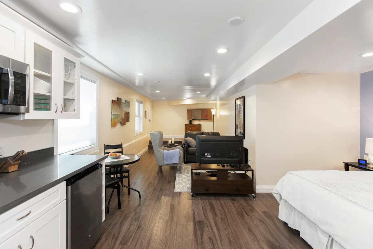 The Suite! Large cozy studio with private entrance - Photo 43