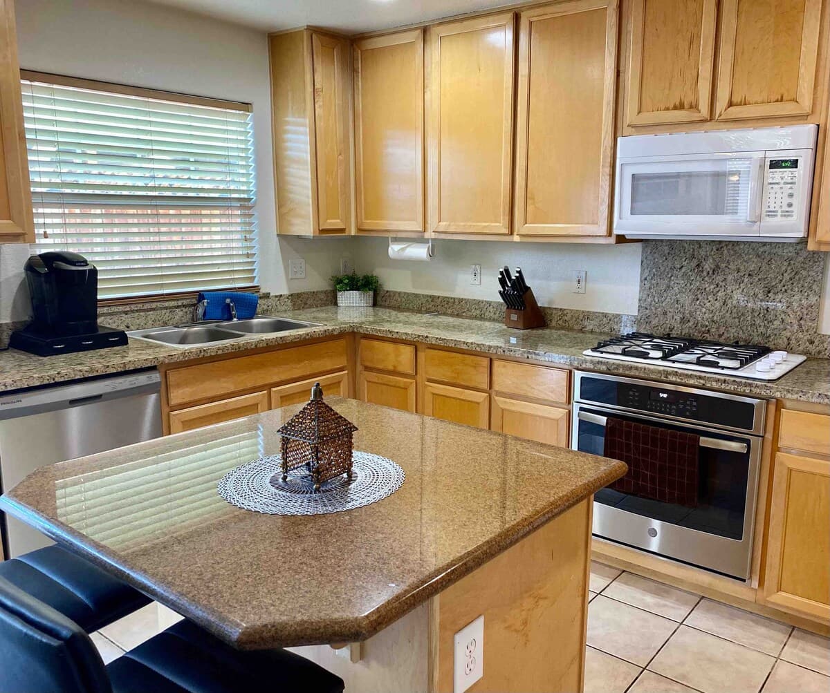 Home in East Palo Alto · ★4.79 · 4 bedrooms · 5 beds · 2.5 baths - Image 10