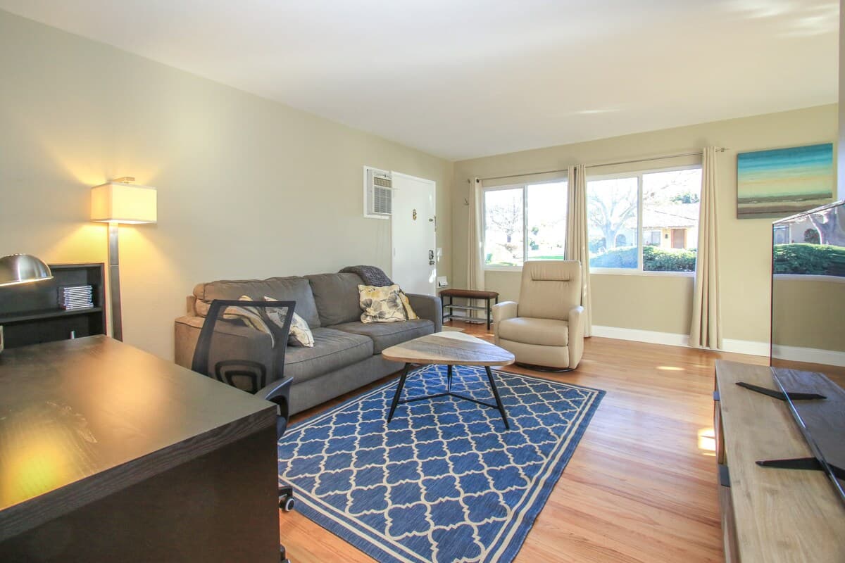 Private Courtyard Oasis, Pets OK, Near Caltrain - Photo 2