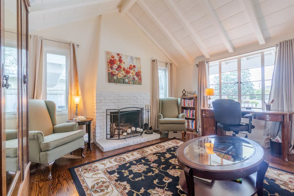 Home in Menlo Park · ★4.84 · 2 bedrooms · 3 beds · 1 bath - Image 1