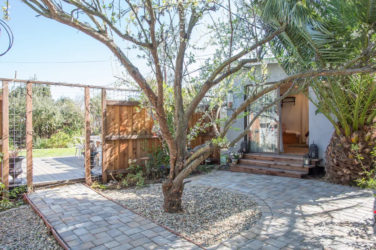 Charming Backyard Cottage in Sunnyvale Garden - Photo 22