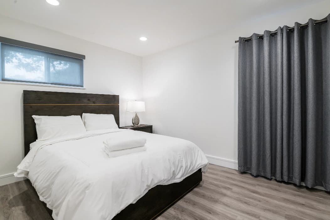 Home in East Palo Alto · ★4.94 · 4 bedrooms · 4 beds · 2.5 baths - Image 44